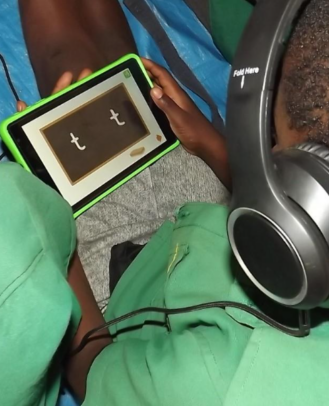 Belington Thomas oefent op zijn tablet