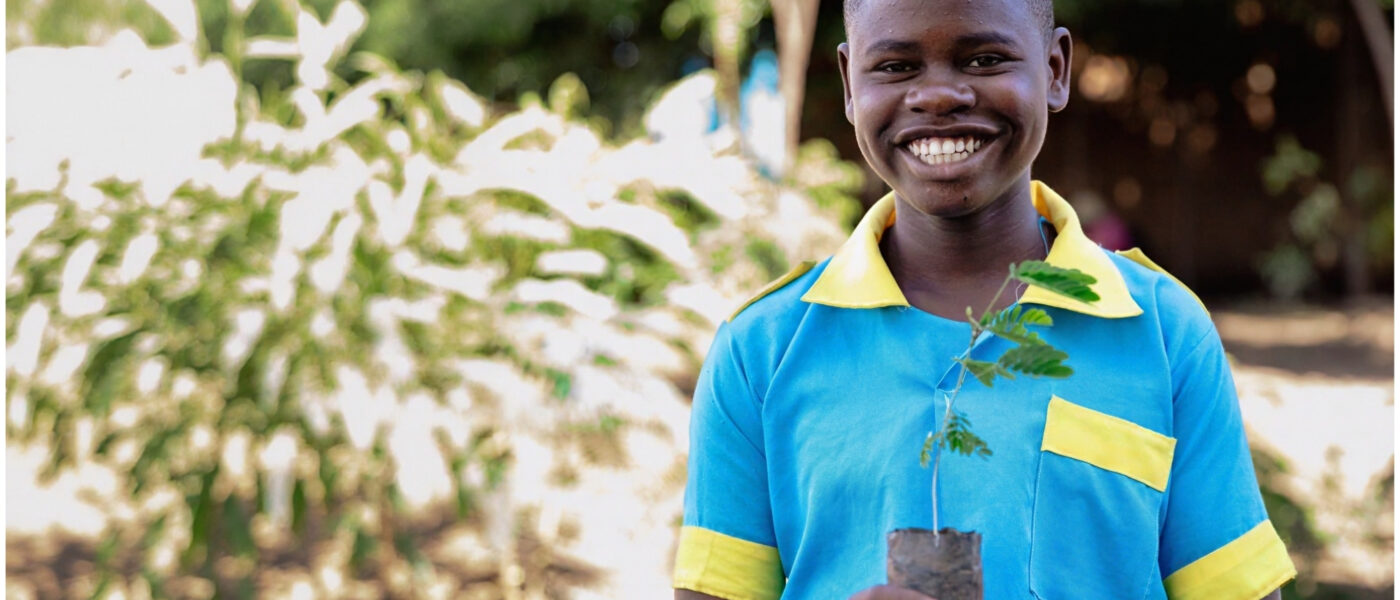 Edukans-2025-March-Malawi-Basic-Education-Eco-star-schools planting tree boy Tonny Banda school orchard 2 1x1