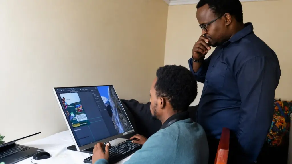 Mentor en jongere graphic design in Kenia
